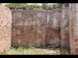 08182 ostia - regio v - via dell'invidioso - edificio (v,iv,3) - nordseite - 2. raum von westen - nordwand - 06-2024.jpg